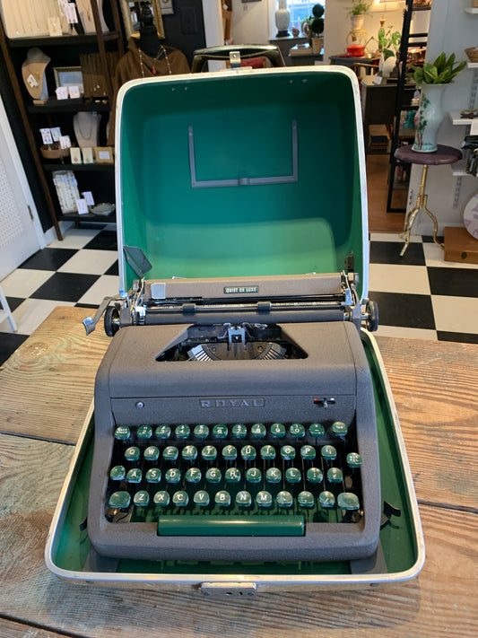 Vintage Royal Typewriter w/Case